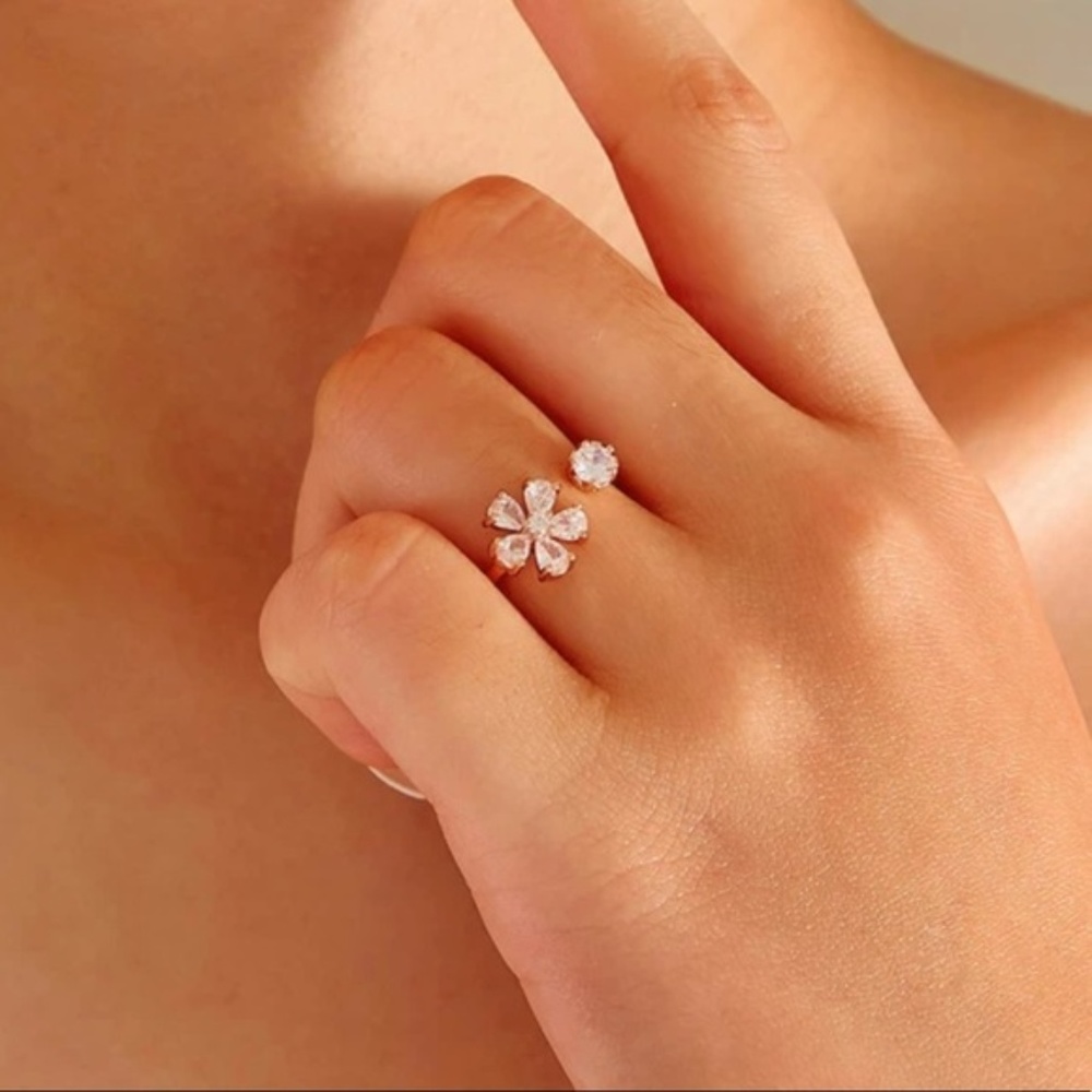 Super-cute and Dainty Flower Rhinestone Cuff Ring